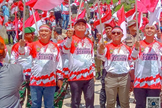 SAMBUT HUT RI KE-79, FORKOPIMDA ASAHAN KIBARKAN BENDERA MERAH PUTIH DI WISATA ALAM AIR TERJUN PONOT